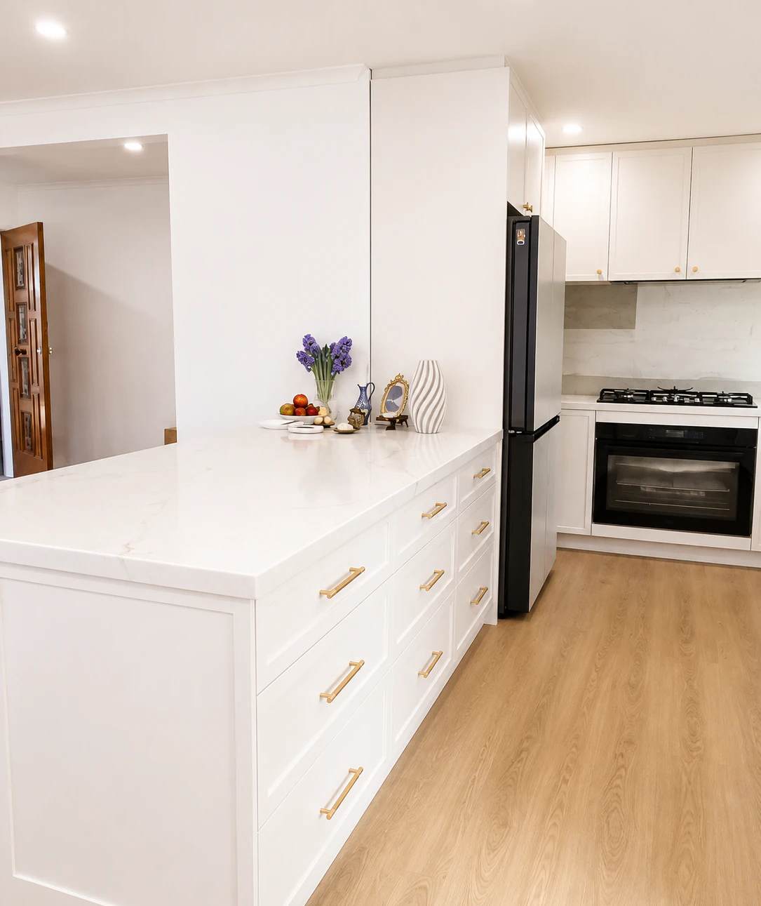 Shaker drawer fronts with brushed brass bar handles in the Bulleen kitchen